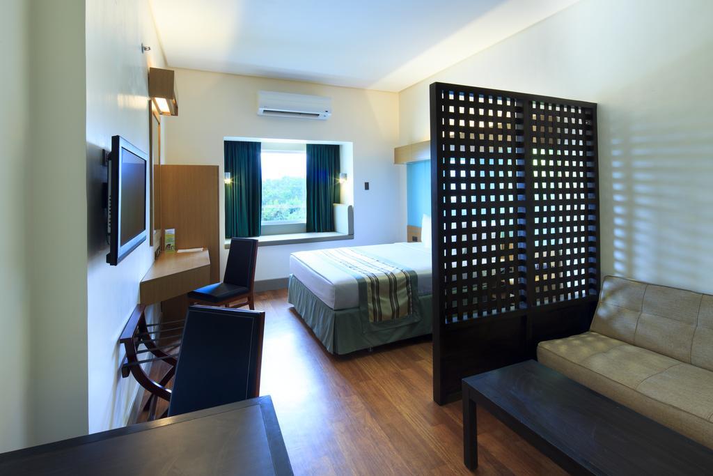 Microtel By Wyndham South Forbes Near Nuvali Santa Rosa  Exterior photo