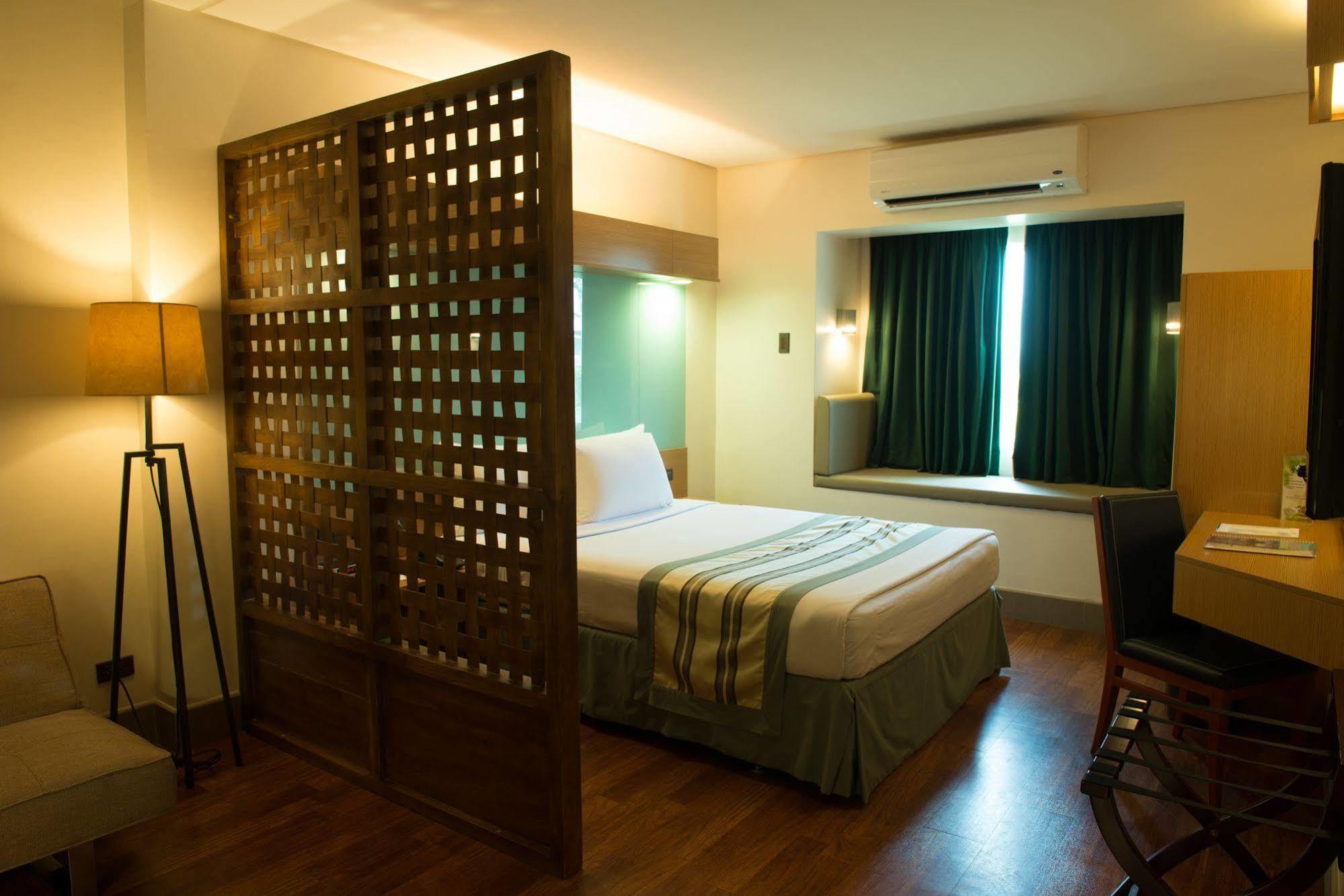Microtel By Wyndham South Forbes Near Nuvali Santa Rosa  Exterior photo